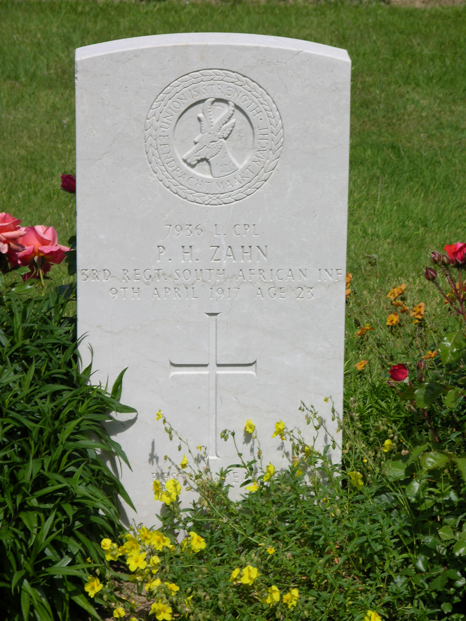 Photo from /search/photos/France/Pas de Calais/POINT-DU-JOUR MILITARY CEMETERY, ATHIES/Zahn P H.JPG